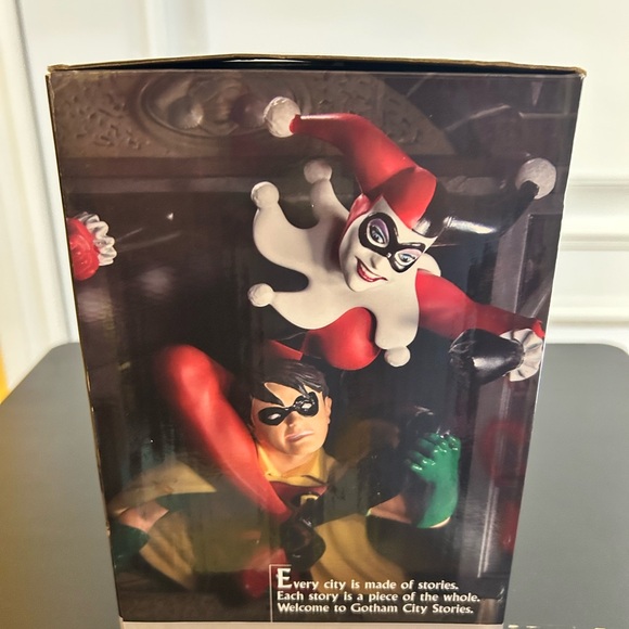DC Direct Batman HARLEY QUINN vs ROBIN Gotham City Stories Diorama - Picture 2 of 3